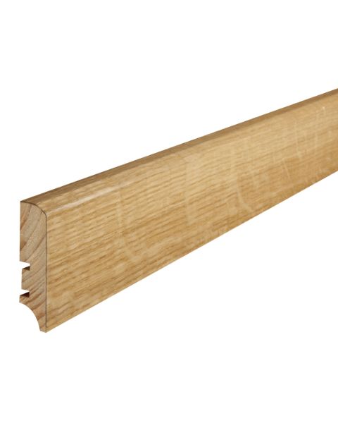 Nærbilde av Saga Fotlist Glatt Eik er en lys list som går til flere av våre eike gulv og gir rommet et helhetlig uttrykk. 