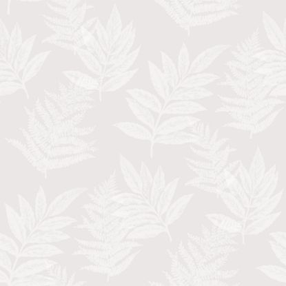 Nærbilde av Lycke Ormbunke 1. En vakker stormønstret tapet med bladverk i hvite nyanser mot en gråbeige bakgrunn.