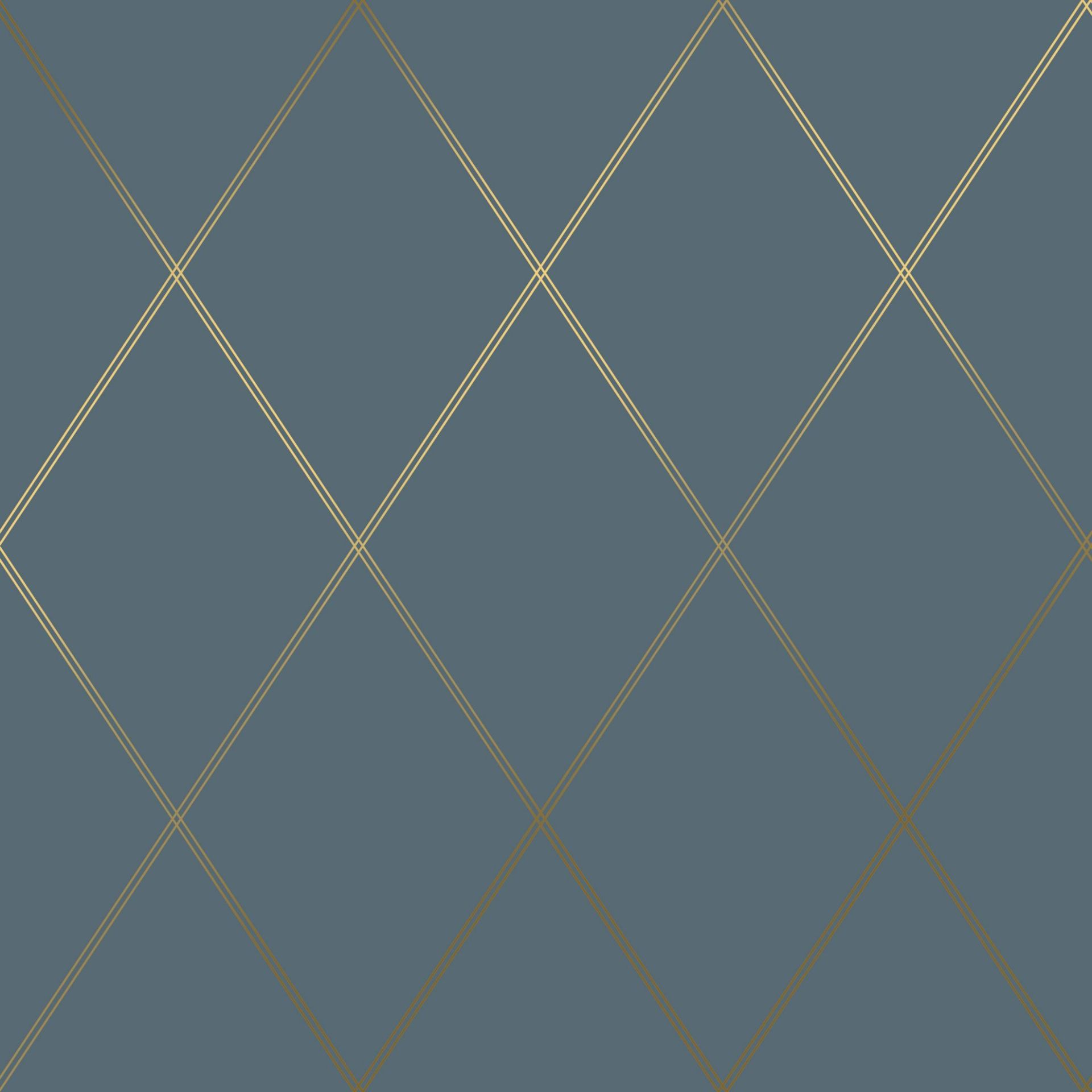 Nærbilde av tapeten Lycke Romb 1. Stilren tapet med rombmønster med gyldne linjer mot en dempet mørkeblå bakgrunn.