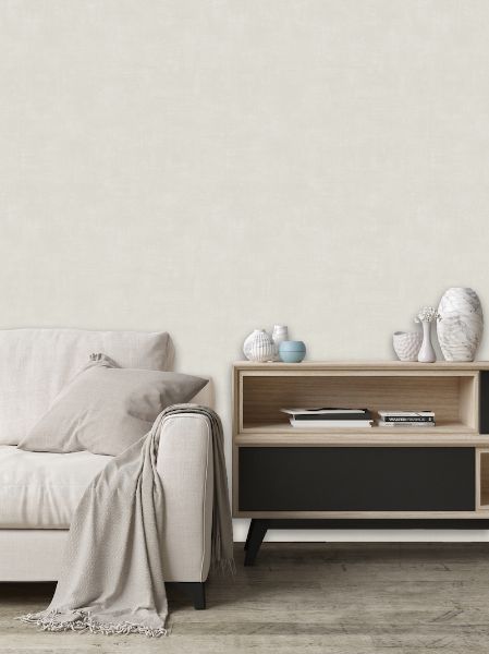 Miljøbilde av Lycke Krita 1 bak en hvit sofa, med beige pute og pledd i. Det står et sidebord i lyst tre med svarte detaljer, med noe bøker og nips inni og oppå bordet. Under bord og sofa ligger et grønt gulvteppe.