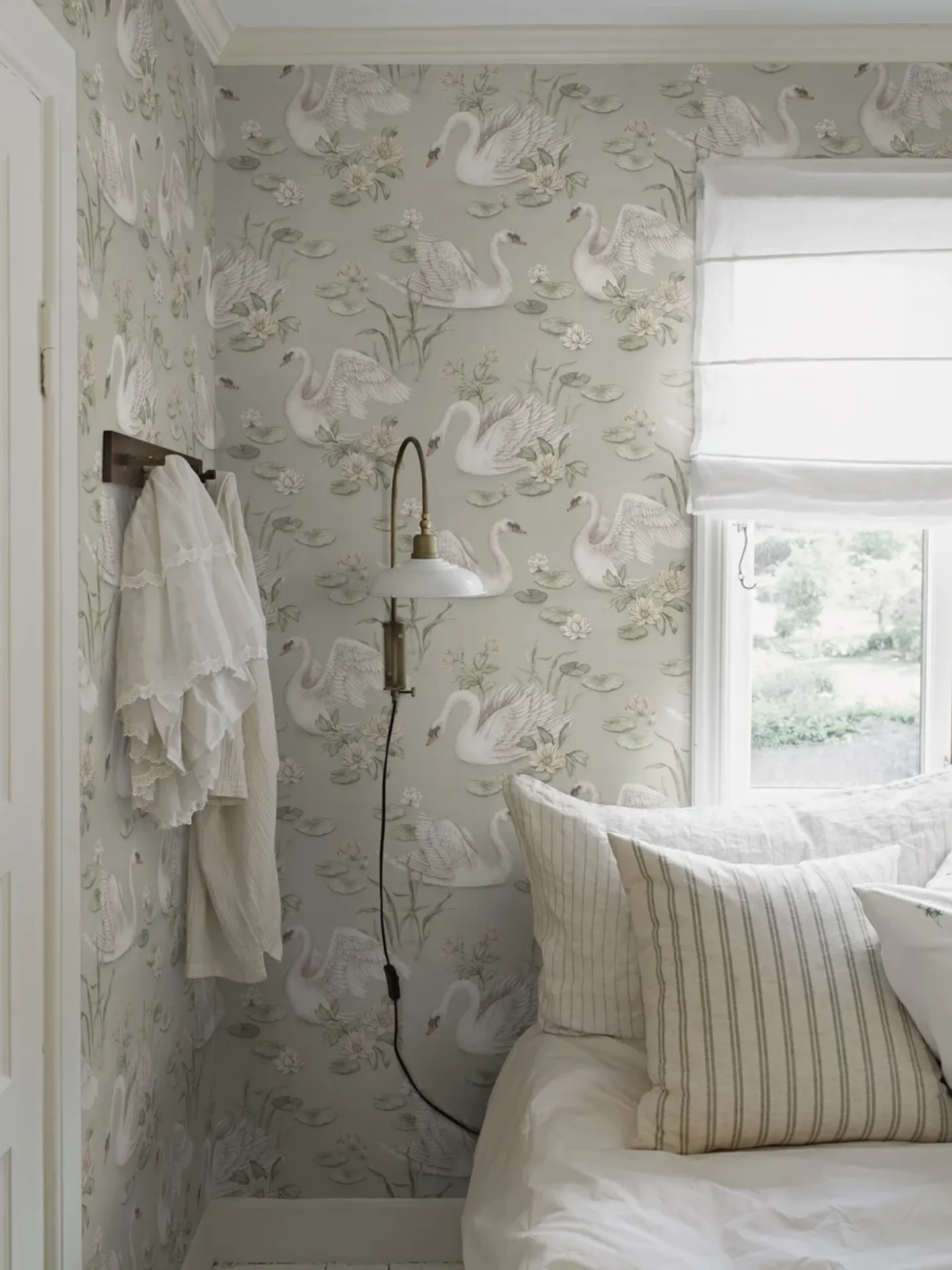 Bilde av Tapet Newbie Wallpaper II Lily Swan 6925